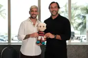 Arrascaeta vira 'Arrasquinha' em projeto infantil com pelúcia e série animada