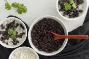 Arroz e feijão reduzem ultraprocessados, gordura e açúcar em 45%