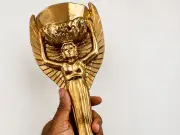 Artista mineiro cria instalação com 999 réplicas da Taça Jules Rimet