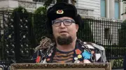 Artista russo crítico de Putin é morto a tiros na Polônia