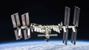 Astronautas se abrigam na Crew Dragon após vazamento de ar em módulo russo na ISS