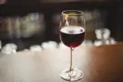 Até uma taça de vinho faz mal? Médica responde sobre álcool