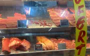 Atacadista é autuado por moer carne antecipadamente em Feira de Santana