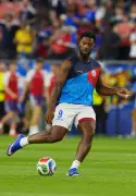 Atacante do Haiti fugiu da guerra no Irã para jogar a Copa do Mundo