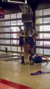 Atacante sueco Elanga viraliza dançando funk em treino da Copa