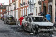 Ataque a faca em Belfast provoca violência anti-imigração na Irlanda do Norte