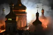 Ataques na Ucrânia incendeiam catedral e matam nove pessoas