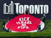 Ativistas protestam contra Fifa e Israel antes de jogo do Canadá