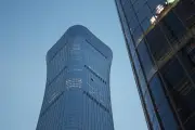 Avião de pequeno porte bate na torre mais alta de Pequim