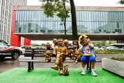 Banco de bronze eterniza Mauricio de Sousa e Turma da Mônica na Avenida Paulista
