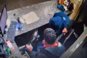Bandidos rendem frentista com faca no pescoço em assalto a posto em Itápolis