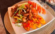 Barato da Cozinha ensina griot, prato típico do Haiti com pernil e banana