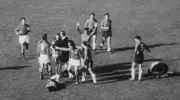 Batalha de Santiago: jogo violento na Copa de 1962 inspirou cartões
