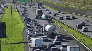 Batida entre caminhões interdita faixas e deixa ferido na D. Pedro I