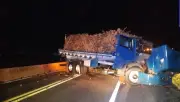 Batida entre caminhões interdita Rodovia Geraldo de Barros em São Pedro