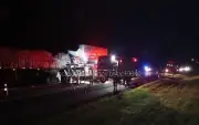 Batida entre carreta e caminhão deixa ferido na SP-280 em Porangaba