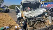 Batida entre furgão e caminhão deixa dois feridos graves em Uberaba