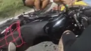 Batida entre motos na Serra deixa dois jovens mortos