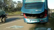 Batida entre ônibus na Dutra em Arujá deixa vidros quebrados e trânsito congestionado