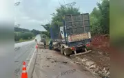 Batida frontal entre carro e carreta mata uma pessoa em Itapetininga