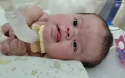 Bebê com doença rara vive há 6 meses na UTI em Goiânia