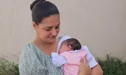 Bebê de 29 dias engasgada é salva por PMs na RJ-216 em Campos