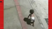 Bebê engatinha sozinha por 130 m e é salva por motoboy em Vila Velha