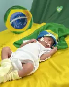 Bebês prematuros fazem ensaio temático da Copa em Sobral