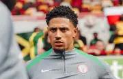 Beleza de goleiro nigeriano Maduka Okoye viraliza e atrai famosas