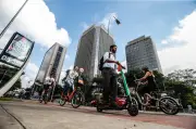 Bicicletas e patinetes elétricos disputam espaço na Faria Lima; regulamentação em debate