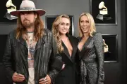 Billy Ray Cyrus celebra harmonia familiar com Miley e filhos após divórcio