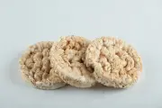 Biscoito de arroz é saudável? Nutricionista revela como escolher e consumir