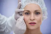 Blefaroplastia lidera cirurgias estéticas no mundo, diz médica
