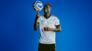 Bélgica homenageia Magritte com camisa surrealista para Copa 2026