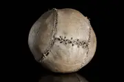 Bola de futebol mais antiga do mundo é exibida em jogo do Brasil na Copa