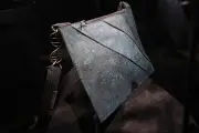 Bolsa de couro de T-Rex não atinge valor mínimo em leilão em Paris