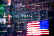 Bolsas de NY fecham mistas; Nasdaq cai com pressão em tecnologia e IA