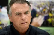 Bolsonaro justifica arma na prisão domiciliar por segurança de 'três mulheres'
