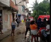 Bombeiros buscam crianças em desabamento na Ilha do Governador