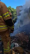 Bombeiros controlam incêndio em casa abandonada em Montes Claros