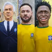 Bonecos gigantes de craques torcem pelo Brasil no Recife