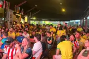 Brasiguaios celebram união na fronteira Brasil-Paraguai