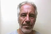 Brasileira que acusou Jeffrey Epstein dorme com arma após ameaças