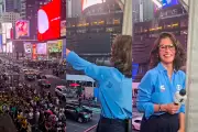 Brasileiros cantam parabéns para Renata Vasconcellos em NY