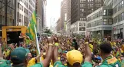 Brasileiros tomam conta da Times Square antes da estreia na Copa 2026