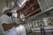 Brasileiros trocam carne bovina por frango e linguiça na Copa