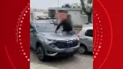 Briga de trânsito em Curitiba: homem é carregado no capô de carro