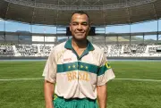 Cafu ganha nova camisa em homenagem às suas raízes antes da Copa