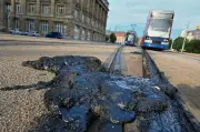 Calor extremo derrete asfalto e paralisa bondes em Leipzig, Alemanha