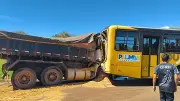 Caminhão bate em ônibus coletivo em Palmas; motorista ferido